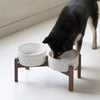 Juego de cuencos de cerámica para perros con soporte de madera, 1200 ml y 1800 ml, antideslizantes, para perros medianos y grandes, con doble plato elevado para comida y agua.